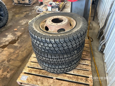 Quantity of (3) 245/70R19.5 Banden