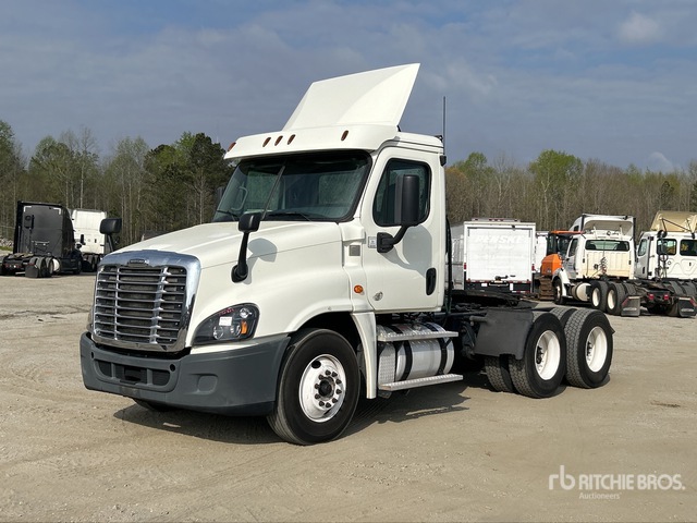 2018 Freightliner Cascadia 125 6x4 T/A Day Cab Truck Tractor