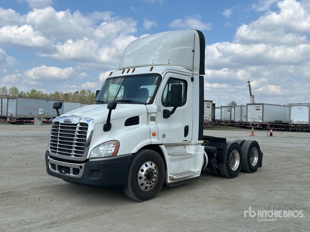 2018 Freightliner Cascadia 113 6x4 T/A Day Cab Truck Tractor