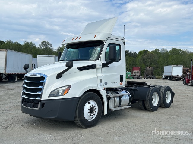 2018 Freightliner Cascadia 126 6x4 T/A Day Cab Truck Tractor