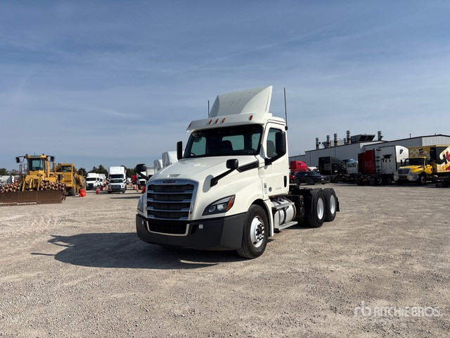 2018 Freightliner Cascadia 126 6x4 T/A Day Cab Truck Tractor