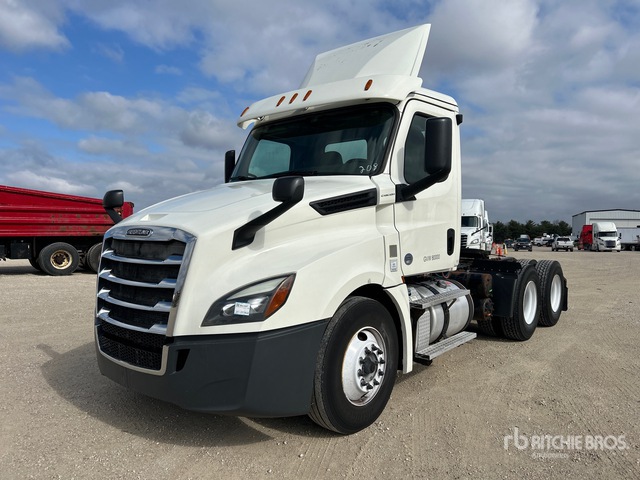 2018 Freightliner Cascadia 126 6x4 T/A Day Cab Truck Tractor