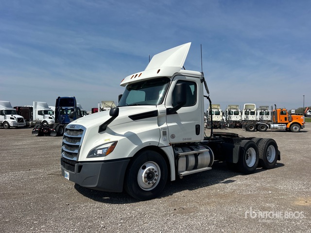 2018 Freightliner Cascadia 126 6x4 T/A Day Cab Truck Tractor