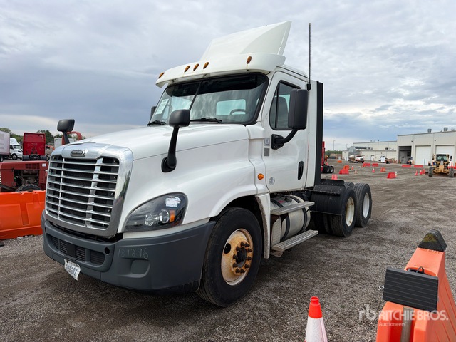 2018 Freightliner Cascadia 125 6x4 T/A Day Cab Truck Tractor