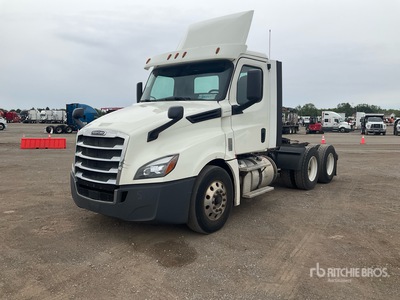 2018 Freightliner Cascadia 126 تراكتور شاحنة نهارية (ثنائية المحور)