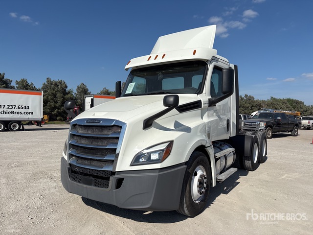 2018 Freightliner Cascadia 126 6x4 T/A Day Cab Truck Tractor