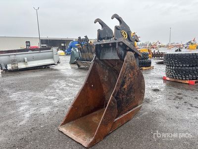 32 in Q/C Cleanup Excavator Bucket - Fits John Deere 320D L