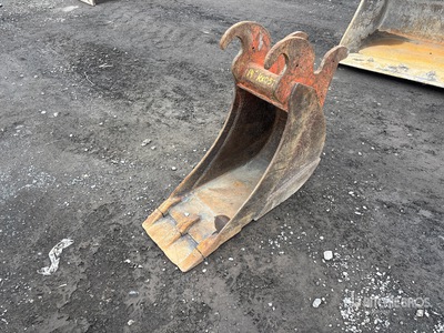 14 in Q/C Digging Excavator Bucket - Fits Kubota KX057-5