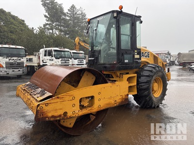 2009 Cat CS56 Compacteur à tambour lisse