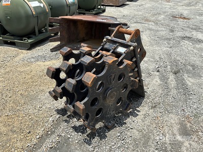 Paladin 24 in Excavator Compaction Wheel - Fits Komatsu PC88