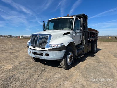 2006 International 4400 4x2 S/A Dump Truck