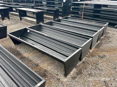 Quantity of (5) 2025 Kit Containers CF-90-V2025 Mélangeur d'aliments pour animaux (Unused)