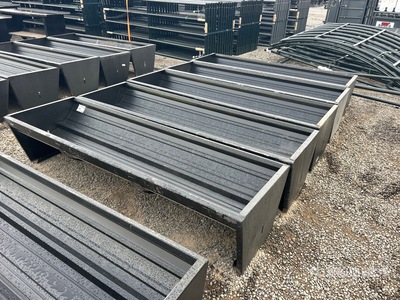 Quantity of (5) 2025 Kit Containers CF-90-V2025 Mélangeur d'aliments pour animaux (Unused)