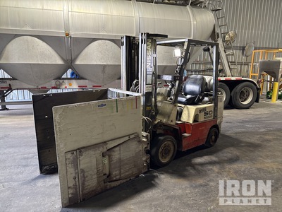 Nissan CPJ02A25PV 3335 lb Cushion Tire Chariot Élévateur