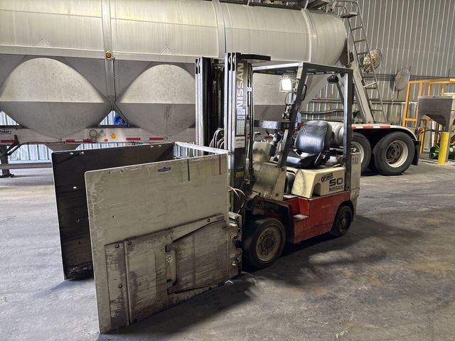 2003 Nissan CPJ02A25PV 3335 lb Cushion Tire Forklift