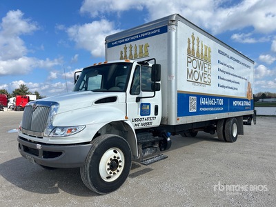 2016 International 4300 4x2 Furgoneta caja cerrada