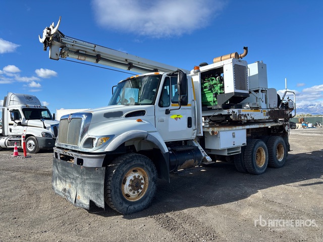 Altec on 2006 International 7400 6x6 Pressure Digger