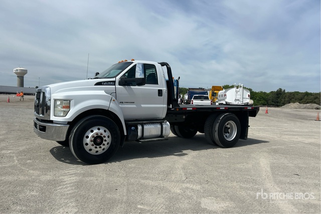 2016 Ford F-750 4x2 Flatbed Truck