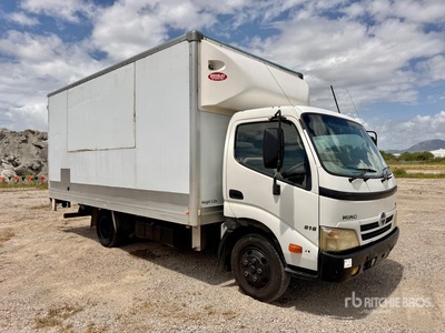 2008 Hino 300 4x2 شاحنة فان