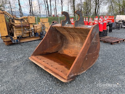 Brandt 72 in Q/C Cleanup Excavator Bucket - Fits John Deere 3754D