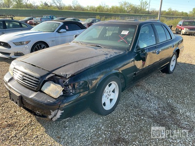 2002 Ford Crown Victoria LX Sedan
