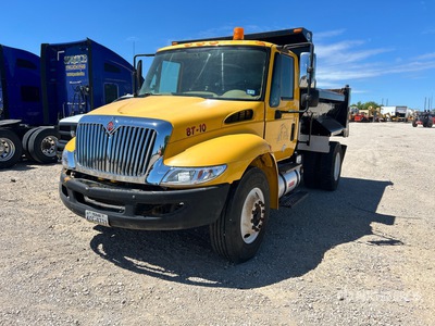 2011 International 4300 4x2 S/A Camión dumper (Inoperable)