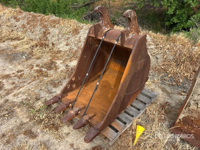 35 in Digging Excavator Bucket