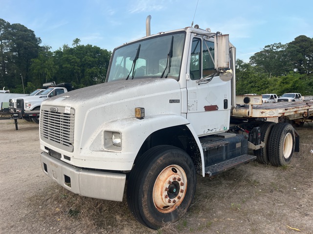 1997 Freightliner FL106 4x2 S/A Day Cab Truck Tractor 1997 Freightliner FL106 4x2 S/A Day Cab Truck Tractor