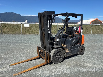 Doosan G25E-5 4200 lb Cushion Tire Chariot Élévateur