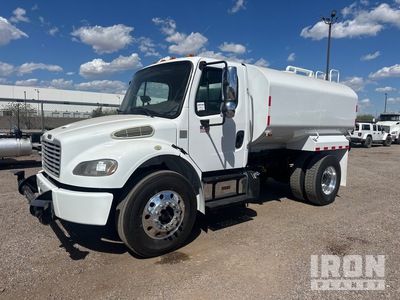 2014 Freightliner M2 106 2000 gal 4x2 Camion à eau