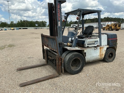 Komatsu FD34T-5 9180 lb Pneumatic Tire Forklift