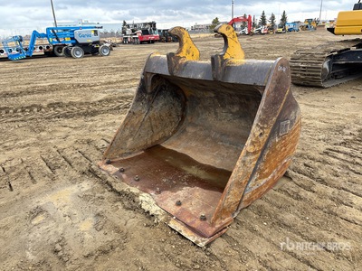 62 in Q/C Cleanup Excavator Bucket - Fits Cat 330