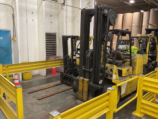 2004 Hyster S155XL2 9000 lb Cushion Tire Forklift (Inoperable)