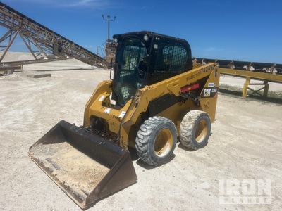 2015 Cat 236D Two-Speed شاحنة جرافة