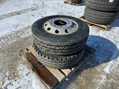 Quantity of (2) 275/70R22.5 اطارات المواصلات