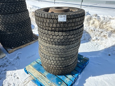Quantity of (5) 245/70R19.5 اطارات المواصلات