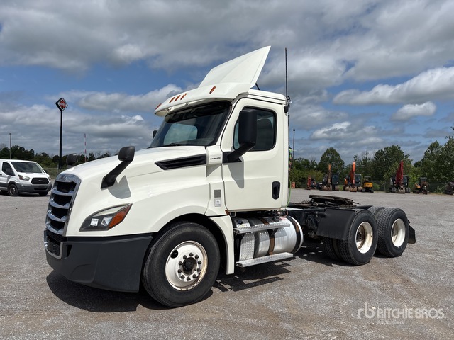 2019 Freightliner Cascadia 126 6x4 T/A Day Cab Truck Tractor
