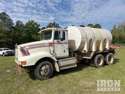 International 3000 gal 6x4 Water Truck