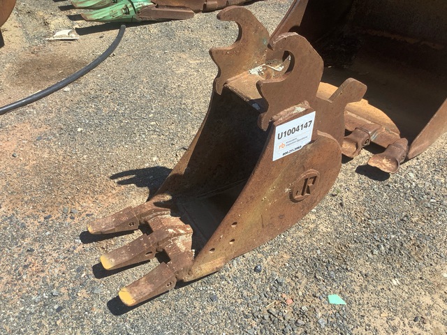 John Deere 12 in Digging Excavator Bucket