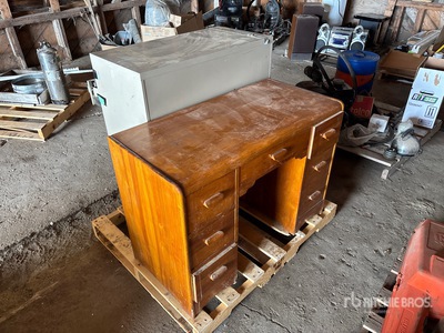 42 in X 20 in Wooden Office Table