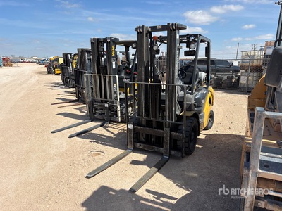 2011 Komatsu FG25T-16 8450 lb Pneumatic Tire Chariot Élévateur