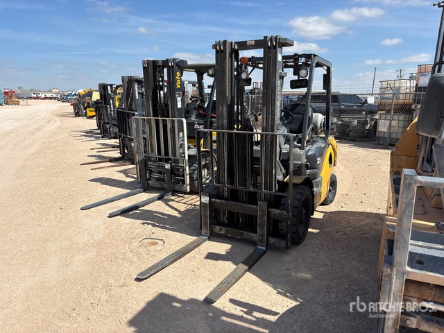 2011 Komatsu FG25T-16 3900 lb Pneumatic Tire Forklift