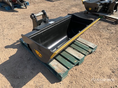 Trojan 80CL 48 in Q/C Hydraulic Tilting Excavator Bucket - Fits Cat 307/308, Komatsu PC78/88 Deere/Hitachi 75/85, Case, New Holland, Kobelco SK80, Bobcat E80 (Unused)