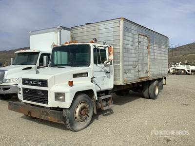 1993 Mack CS300P Van Truck