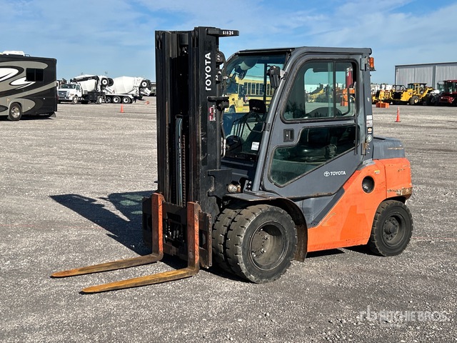 2020 Toyota 8FD35U 7050 lb Pneumatic Tire Forklift