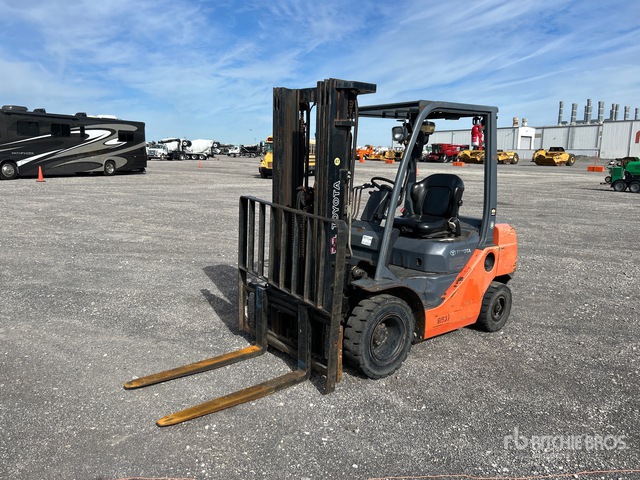 2018 Toyota 8FDU25 4500 lb Pneumatic Tire Forklift