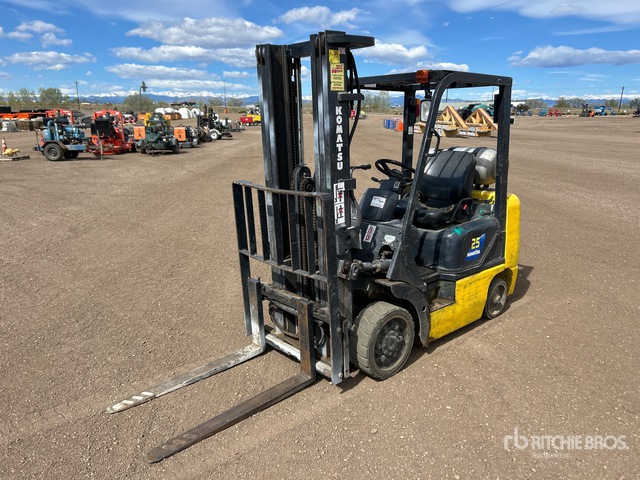 2005 Komatsu FG25ST-14 4480 lb Pneumatic Tire Forklift