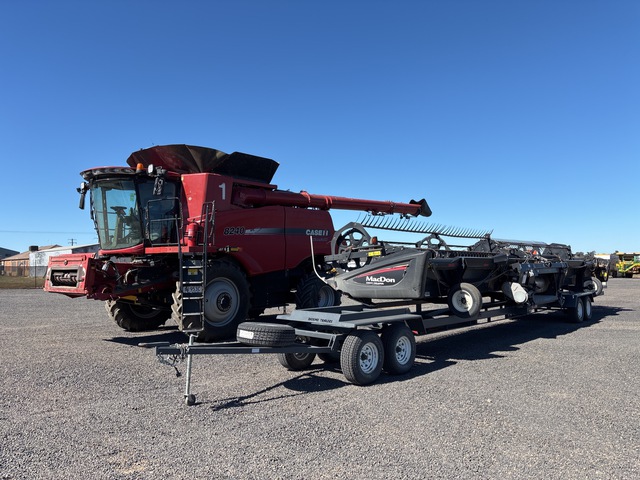 2015 Case IH 8240 w/ 2017 MacDon D65 40 ft Combine Harvester 2015 Case IH 8240 w/ 2017 MacDon D65 40 ft Combine Harvester