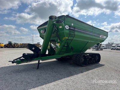 2019 J&M 1522-20T 1500 bu Tracked Grain Cart