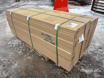 Quantity of (60) 1 1/8 in 2x8 HDO G2S (Good 2 Sides) With Smooth Overlay Douglas Fir 11 Ply Formply Contreplaqué (Unused)